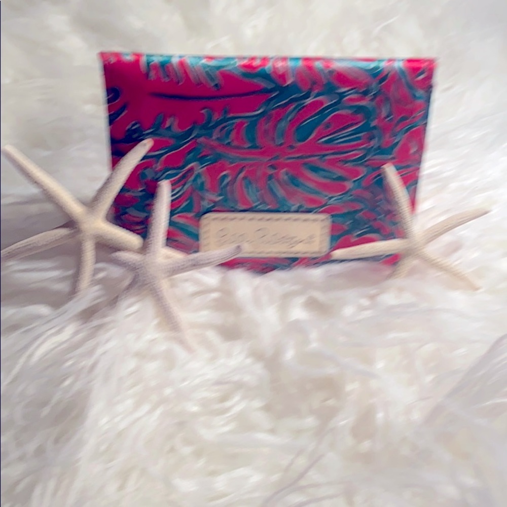 Great Holiday Gift! Lilly ID Case 💕